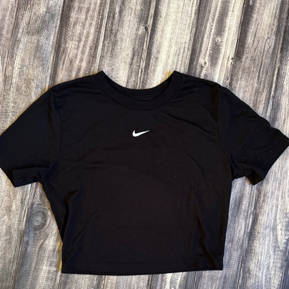 Nike Women's Cropped Black Short Sleeve Tee Slim Fit Small
